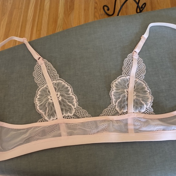 Lacy Pale Pink Front Close Bra - 36B - Picture 5 of 6
